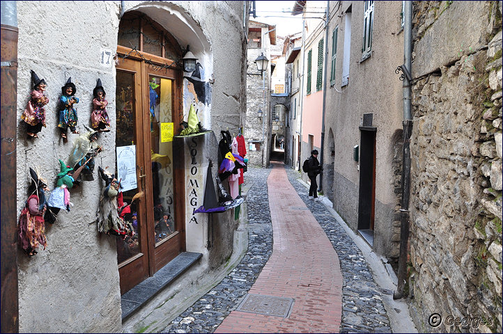 TRIORA, le village des sorcières (delle streghe) Italie Hi ! Hi ! Hi ! Hi ! Hiiiiiiiiiiiiiii Triora21fev10_04